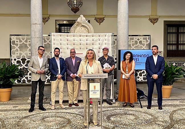 La alcaldesa, en el patio del ayuntamiento.