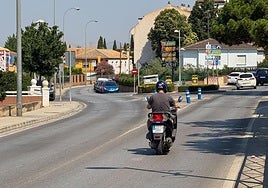 Carretera provincial a su paso por el municipio de Huétor Vega.