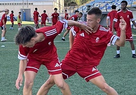 Juveniles del Granada en la primera sesión.