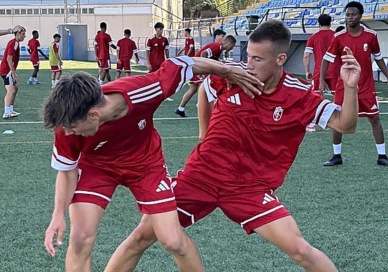 Juveniles del Granada en la primera sesión.