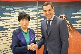 Juanma Moreno se ha reunido este lunes con la gobernadora de Tokio, Yuriko Koike.