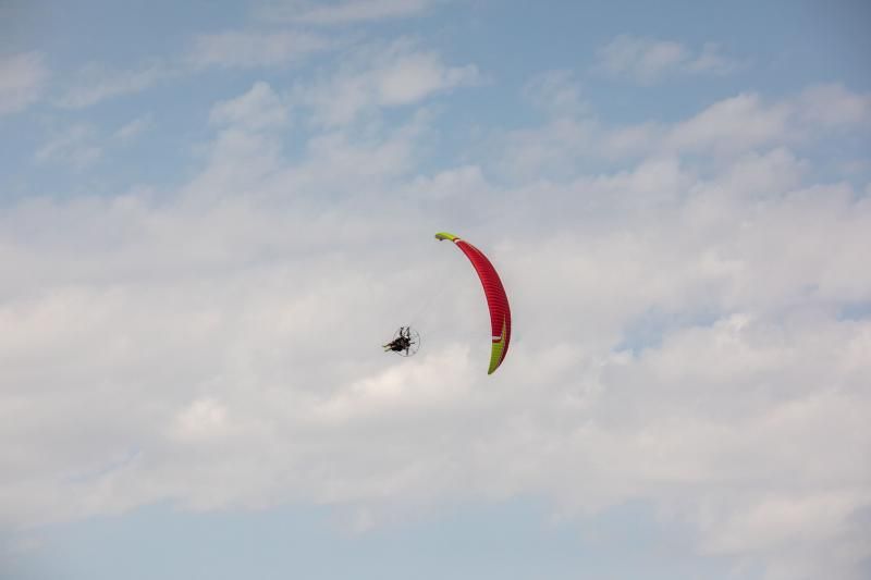 Imagen de archivo de una persona practicando parapente.