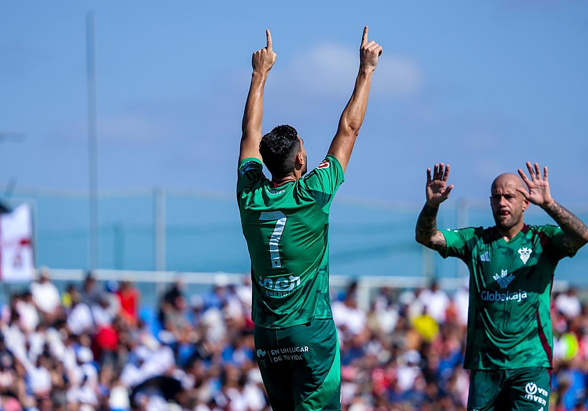 Antonio Puertas, con el dorsal 7, dedica un gol a Nico Hidalgo.
