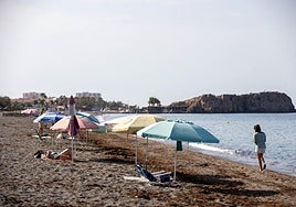 Las sombrillas puestas en primera línea de playa sin bañistas.