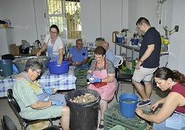 Un grupo de personas de Turón preparando el cocido de parva como se hacía antes, para cerca de 300 personas.