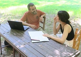 Diego Cañizal y Almudena Monzú preparan una tutoría.