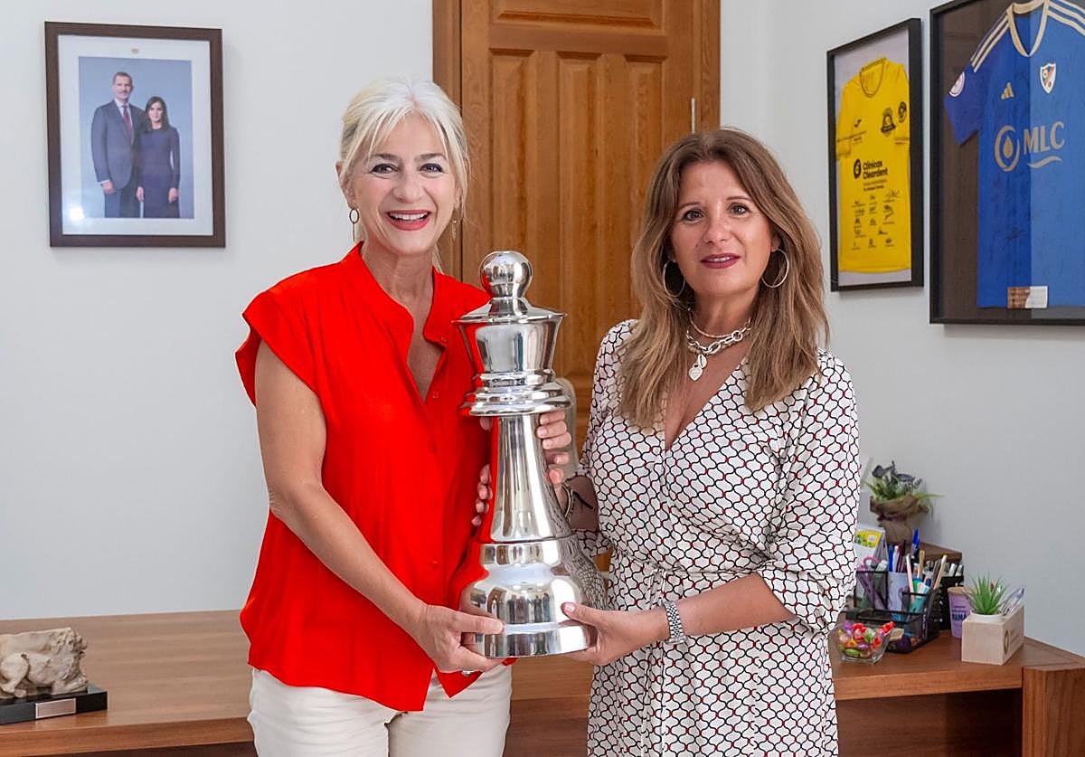 La consejera Patricia del Pozo y la alcaldesa de Linares, Auxi del Olmo.