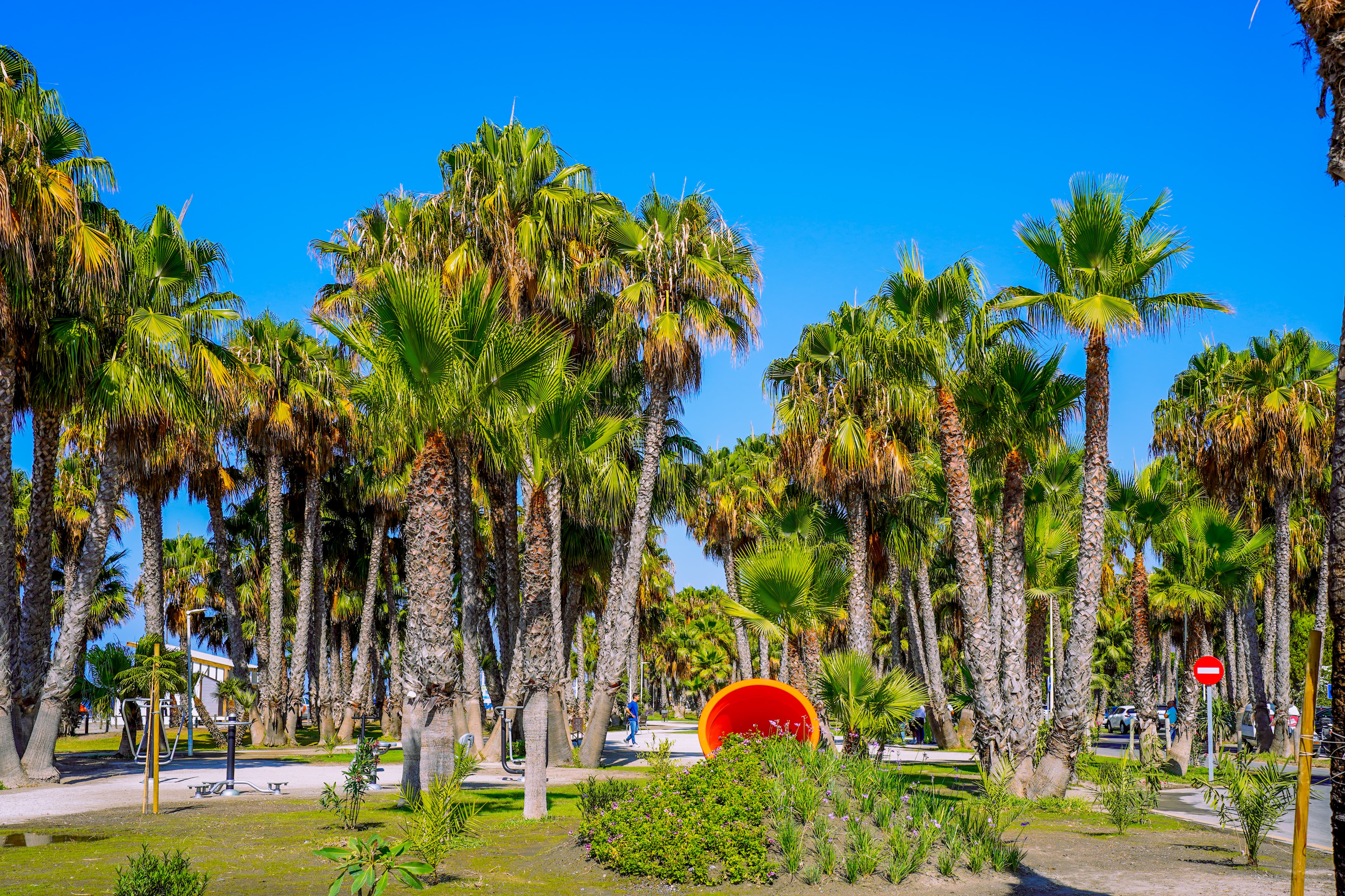 Así luce el nuevo aparcamiento poniente de Playa Granada.