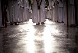 Nazarenos del Despojado este Domingo de Ramos antes de la suspensión de la Estación de Penitencia