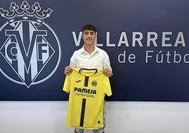 Mario Barella celebra su fichaje por el Villarreal.