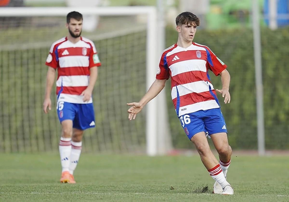 Pablo Ferrández da un pase durante un partido con el Recreativo la temporada pasada.