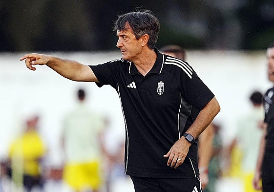 Pacheta da indicaciones a sus futbolistas.