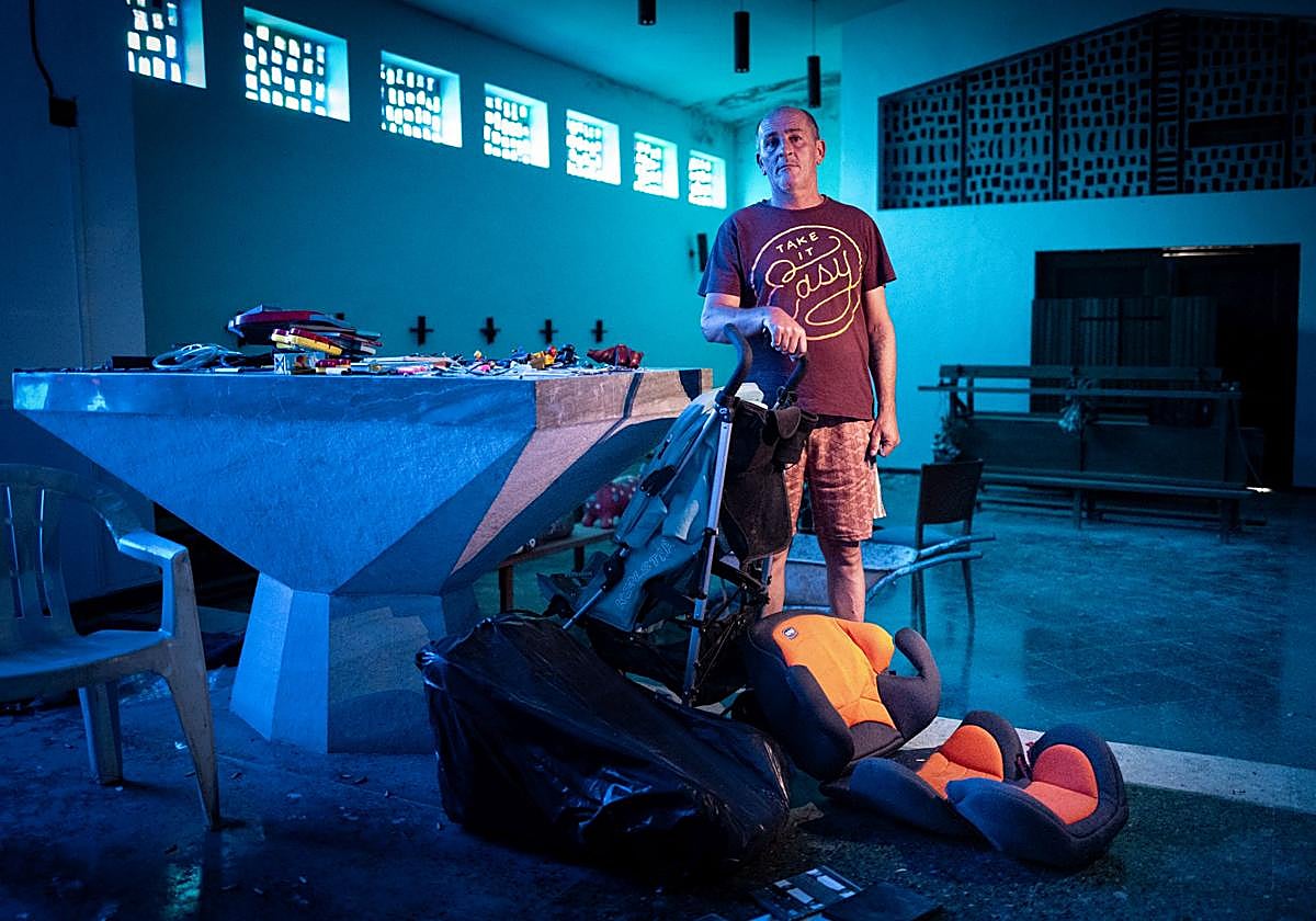 Bernardo junto a los juguetes de sus hijos