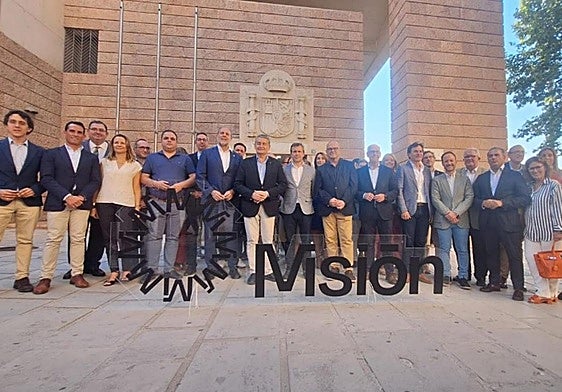Autoridades frente al Banco de España de Jaén, que acoge el proyecto Misión.