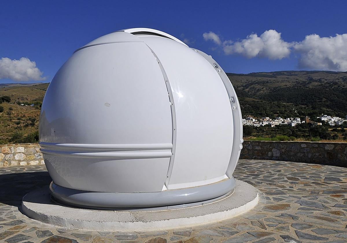 Observatorio instalado en un mirador del municipio alpujarreño de Juviles.