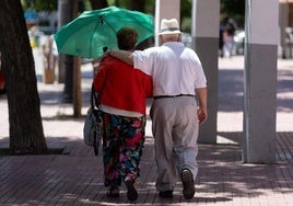 Dos personas mayores caminan por la calle, en una imagen de archivo.