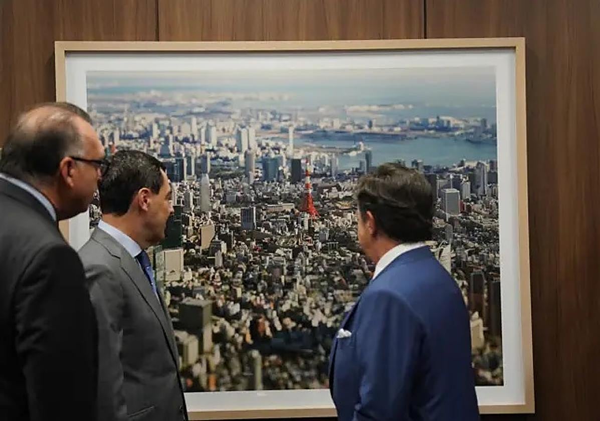 El presidente de la Junta, Juanma Moreno, ha mantenido un encuentro este martes en Tokio con el presidente de la Fundación Japón, Shinya Kurosawa.