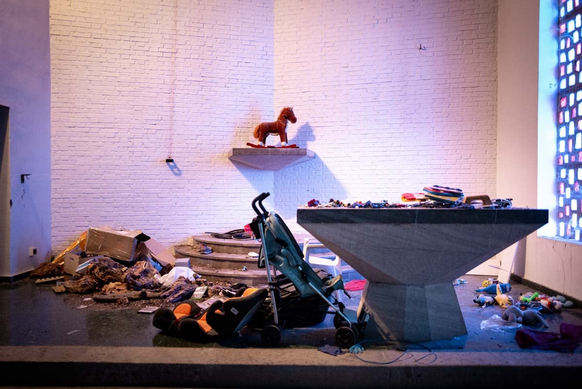 Dentro de la iglesia de Granada okupada por Bernardo