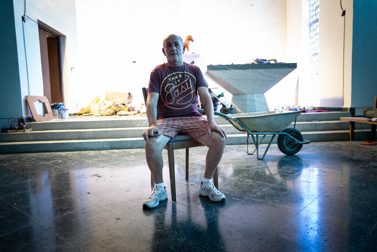 Dentro de la iglesia de Granada okupada por Bernardo