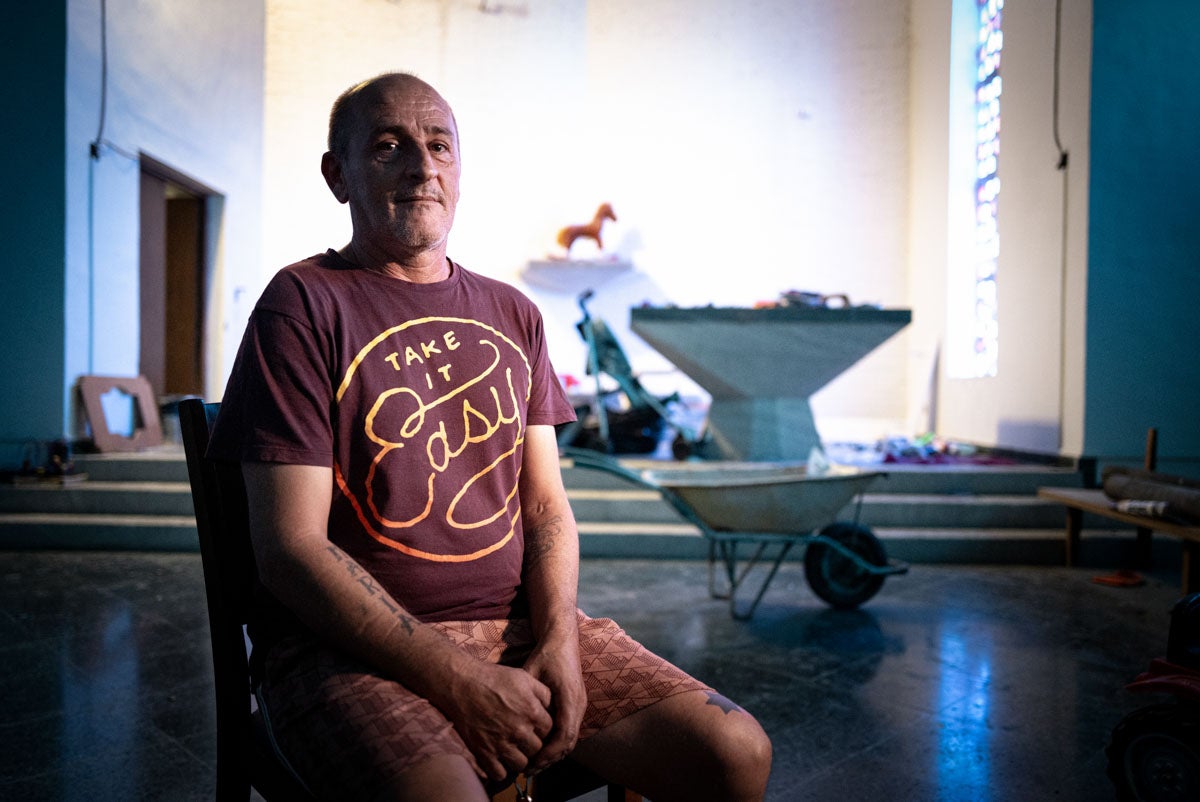 Dentro de la iglesia de Granada okupada por Bernardo