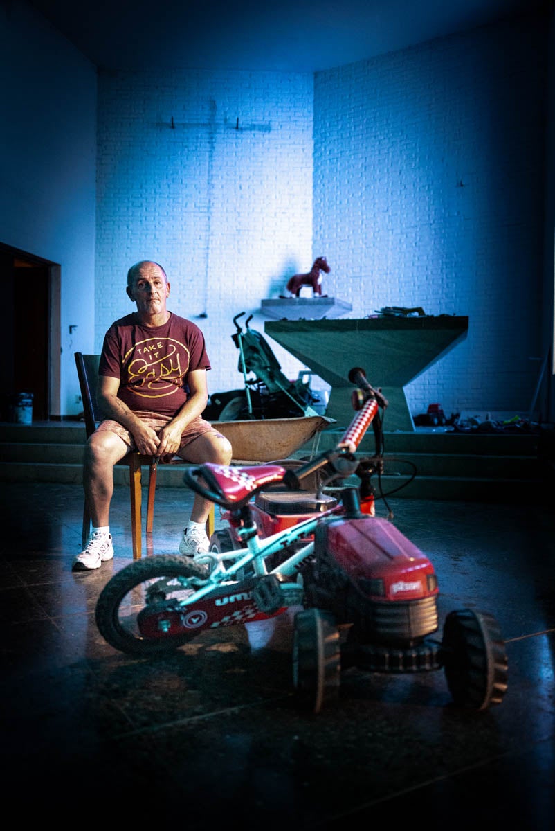 Dentro de la iglesia de Granada okupada por Bernardo