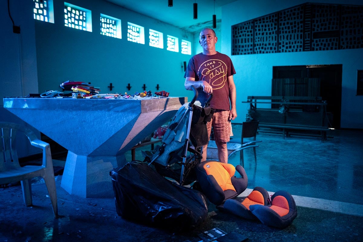 Dentro de la iglesia de Granada okupada por Bernardo