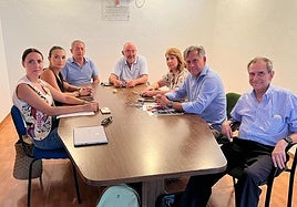 Concejales del PP con vecinos de Puensi.