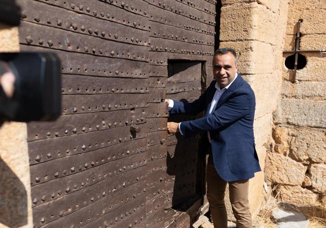Francis Rodríguez, presidente de Diputación, abre el castillo.