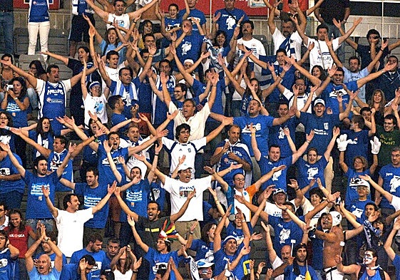 La afición griega hace un aplauso al unísono durante un partido del Eurobassket'07 en Granada