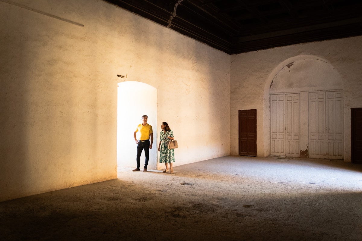 Las imágenes del interior del Castillo de la Calahorra y el acto de adquisición