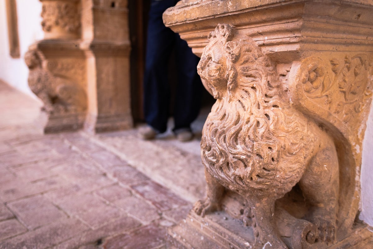 Las imágenes del interior del Castillo de la Calahorra y el acto de adquisición