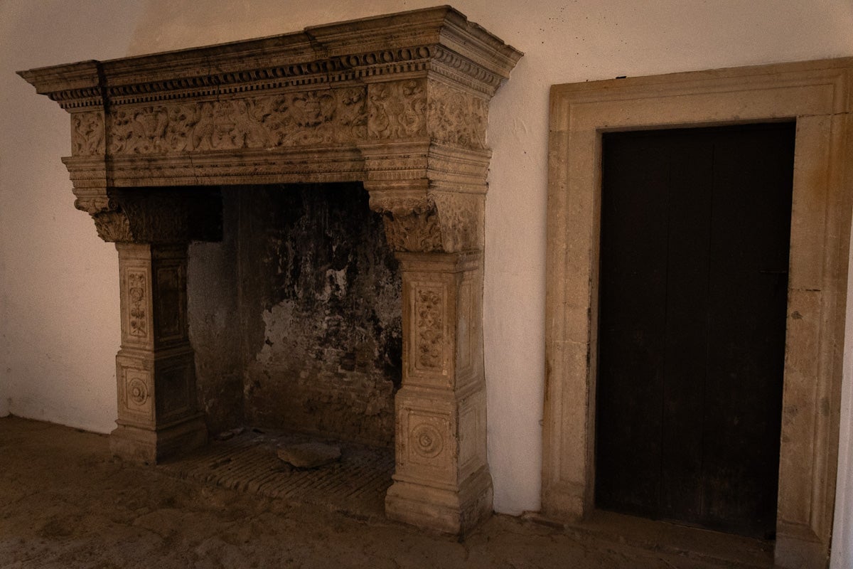 Las imágenes del interior del Castillo de la Calahorra y el acto de adquisición