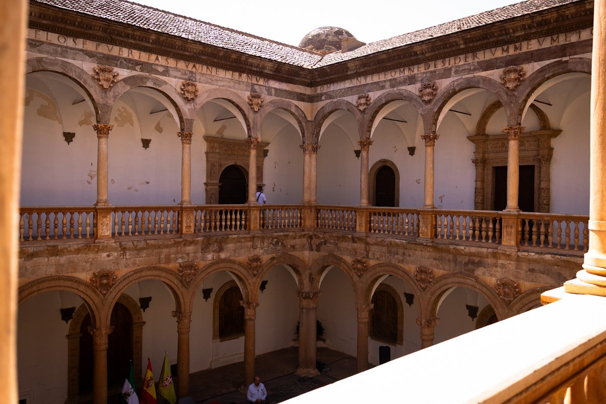 Las imágenes del interior del Castillo de la Calahorra y el acto de adquisición