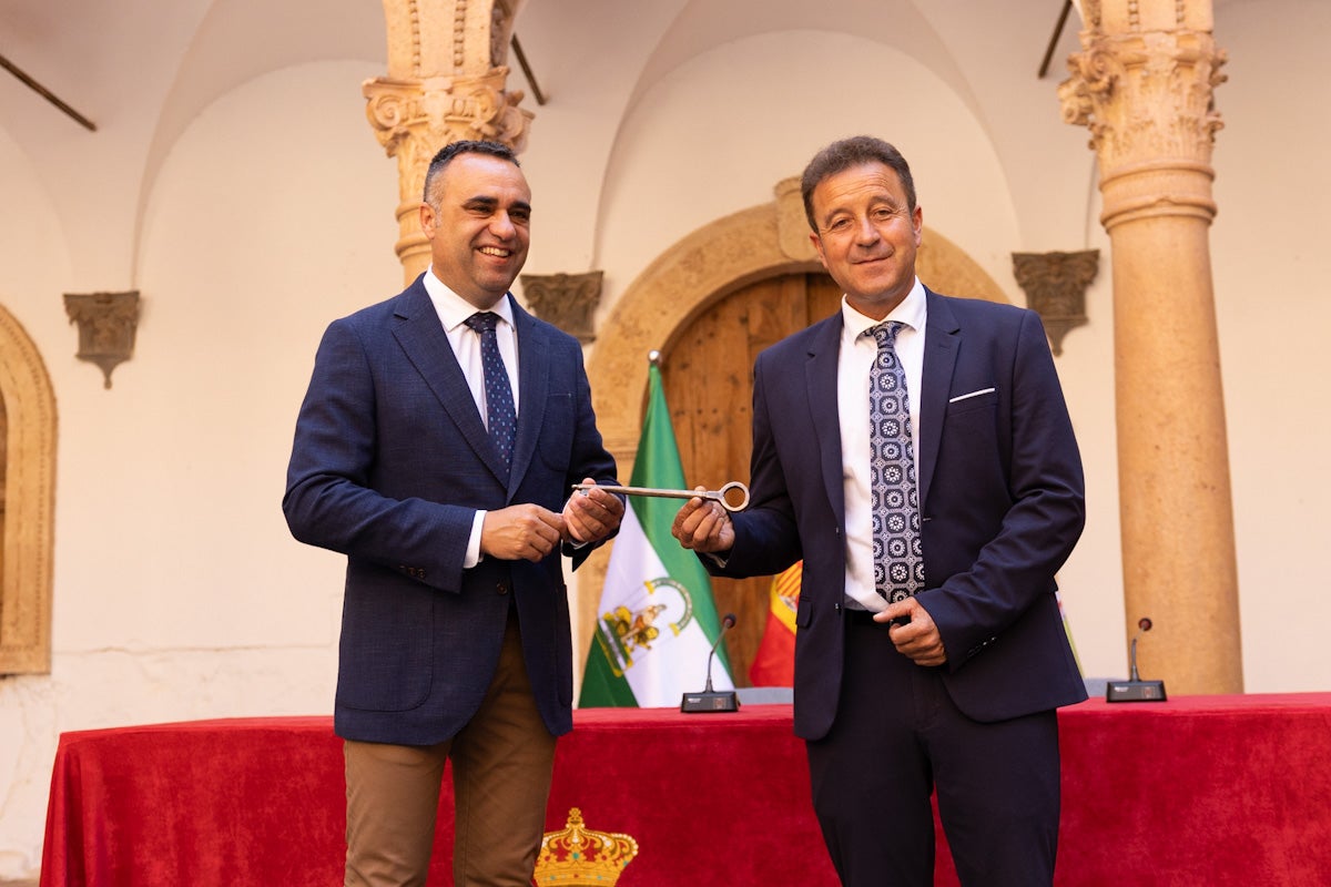 Las imágenes del interior del Castillo de la Calahorra y el acto de adquisición