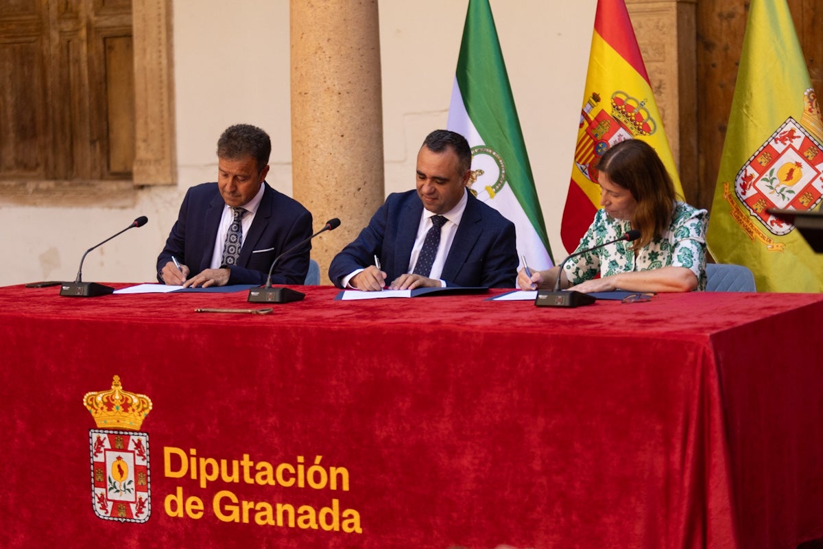 Las imágenes del interior del Castillo de la Calahorra y el acto de adquisición