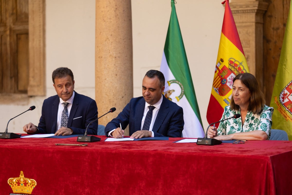Las imágenes del interior del Castillo de la Calahorra y el acto de adquisición