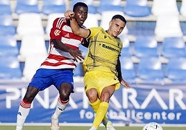 Dominique forcejea con un contrario.