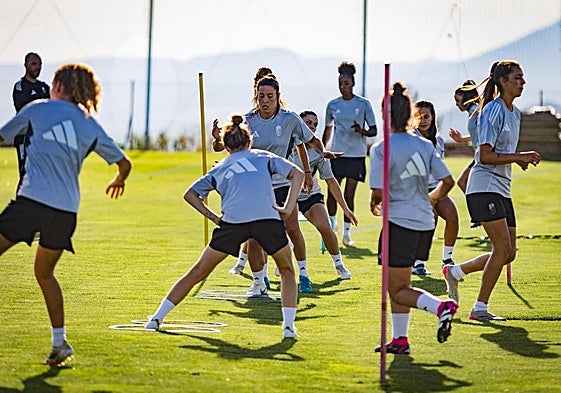 Uno de los primeros entrenamientos del Granada femenino en la Ciudad Deportiva del club.