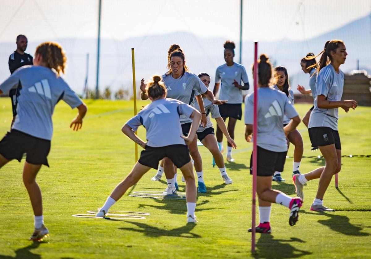 Uno de los primeros entrenamientos del Granada femenino en la Ciudad Deportiva del club.