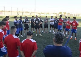 Jorge Molina se dirige a sus nuevos pupilos.