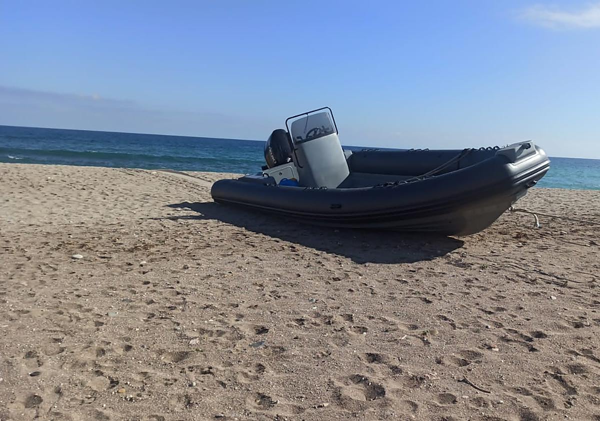 Imagen principal - Narcolanchas y 48 garrafas de gasolina: el negocio del petaqueo se exhibe en Vera