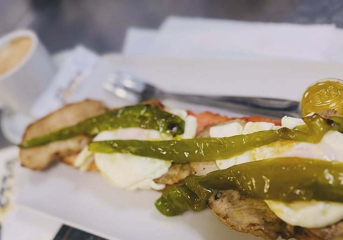 Imagen principal - Esta panadería de Granada con 120 años sirve tostadas «gigantes»: «La gente no puede»