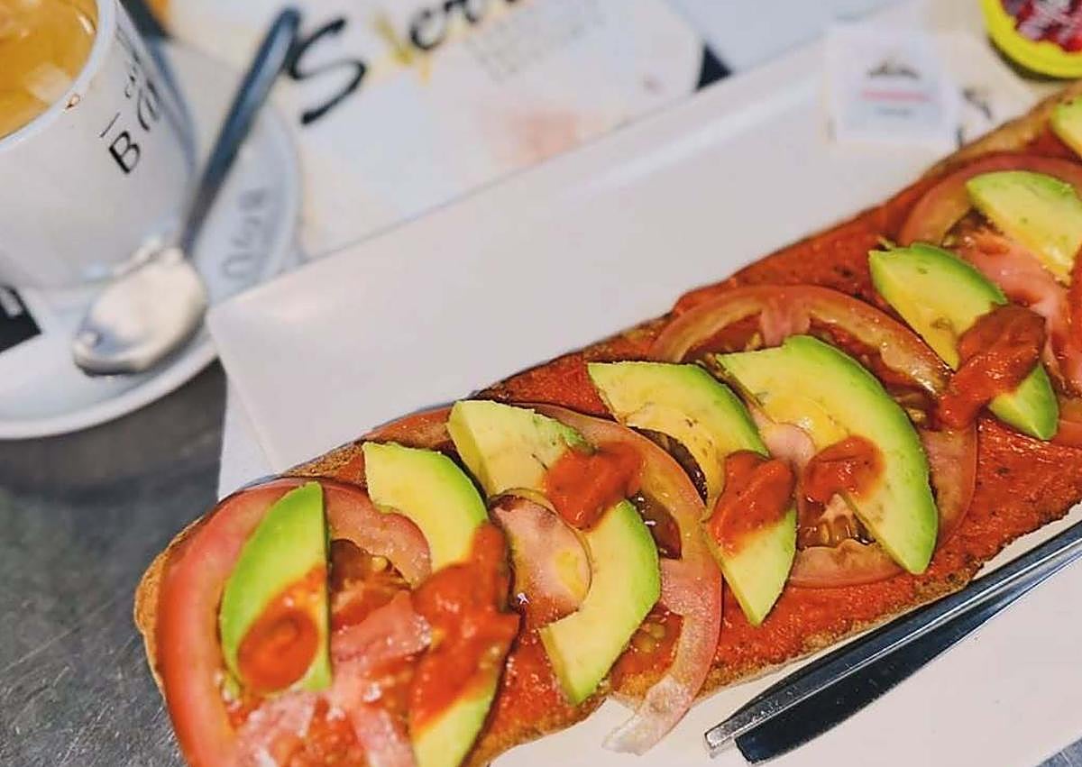 Imagen secundaria 1 - Esta panadería de Granada con 120 años sirve tostadas «gigantes»: «La gente no puede»