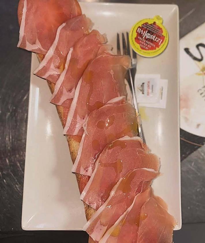 Imagen secundaria 2 - Esta panadería de Granada con 120 años sirve tostadas «gigantes»: «La gente no puede»