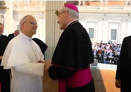 El Papa, León XIV, junto al obispo de Jaén, Sebastián Chico.