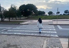 Una persona cruza un paso de peatones en El Toyo.