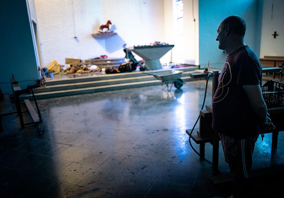 Dentro de la iglesia de Granada okupada por Bernardo