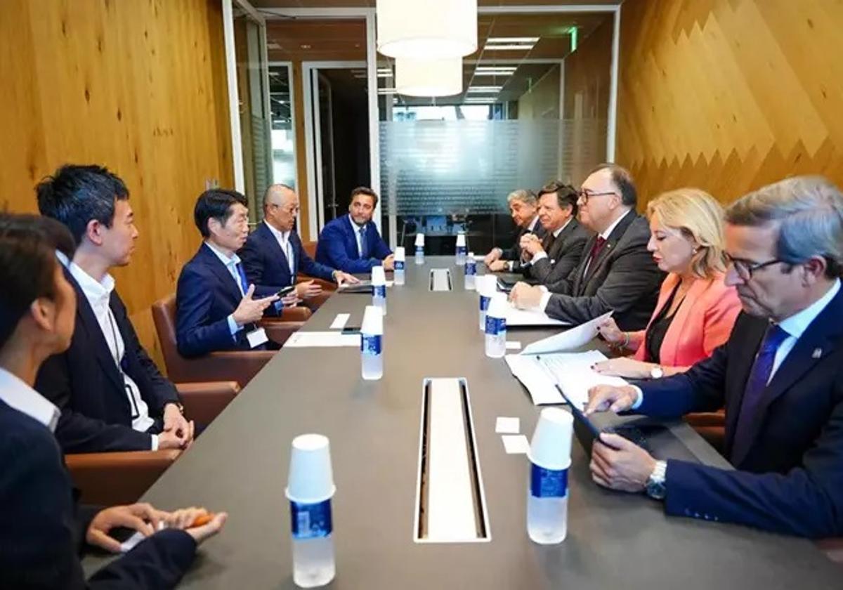 Imagen del encuentro celebrado este miércoles en Tokio entre consejeros del Gobierno andaluz, entre ellos el de Turismo, Arturo Bernal, y el operador turístico MIKI Travel.