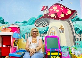 Mari Carmen González, responsable del Programa de Acogimiento Familiar de Cruz Roja en Almería en una de las salas de la organización.