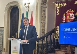 El delegado del Gobierno, Pedro Fernández, en rueda de prensa.
